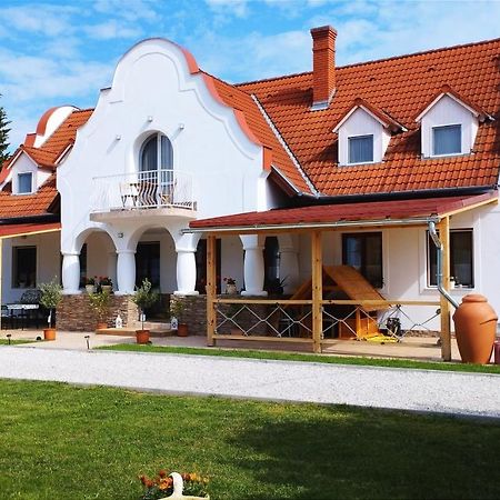 ホテル Regori Haz Balatongyörök エクステリア 写真
