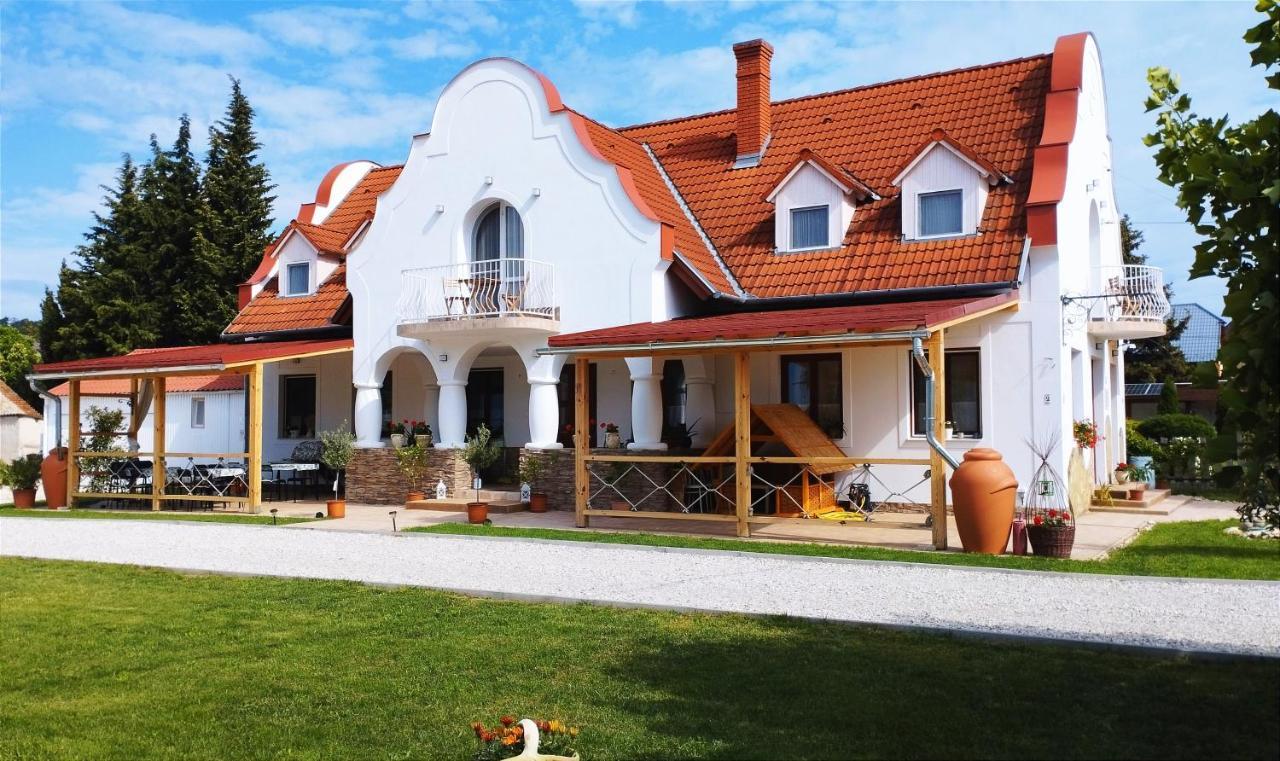 ホテル Regori Haz Balatongyörök エクステリア 写真